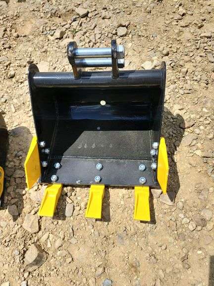 MINI EXCAVATOR DIGGING BUCKET