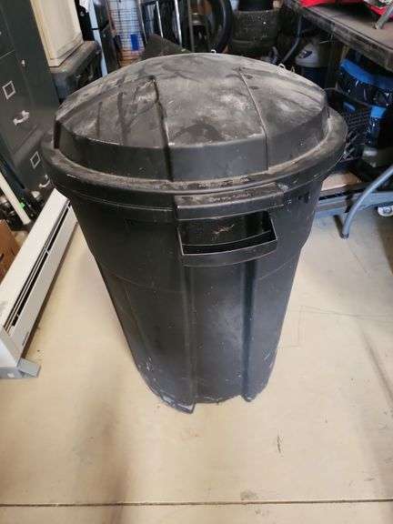 Outdoor trash can