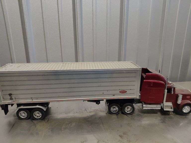 Peterbilt 379 sleeper cab model truck