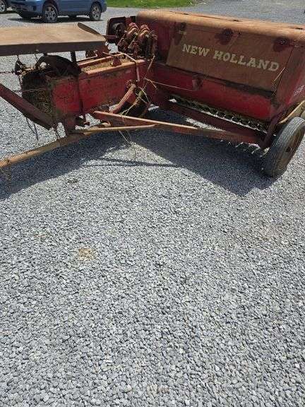 NEW HOLLAND SQUARE BALER