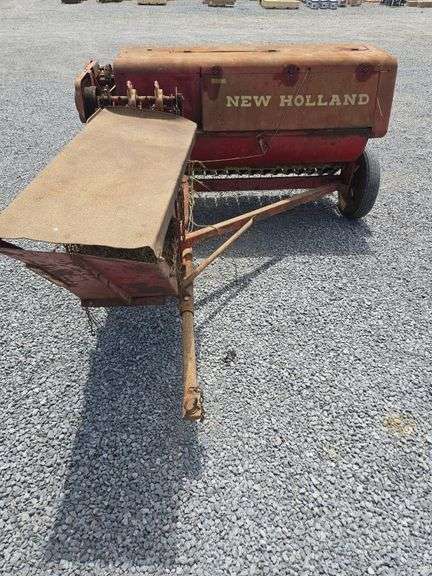 NEW HOLLAND SQUARE BALER