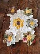 QUILT PIECES,THREAD AND COMB SET