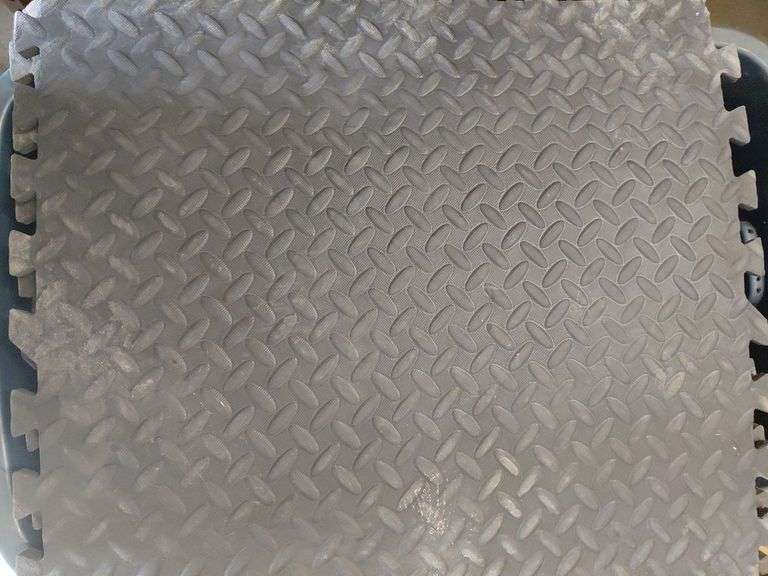 Industrial String Lights & 2 Interlocking Foam Mats