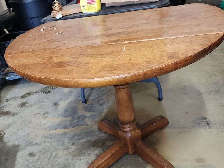 Vintage Round Oak Pedastal Table with Collapsing Leafs