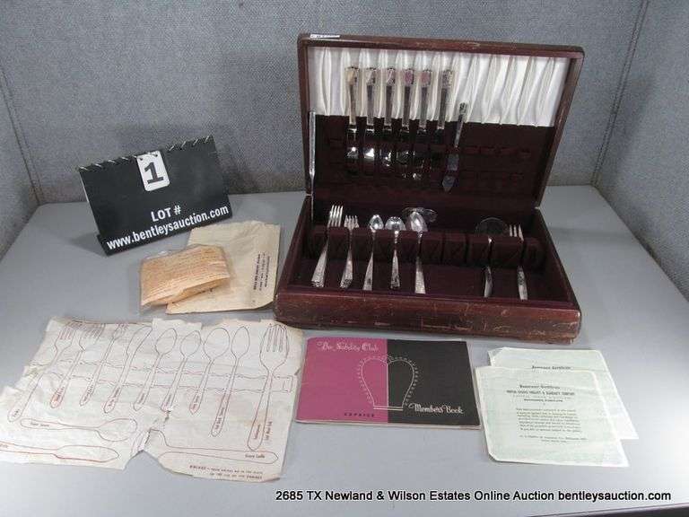 42 PIECE: NOBILITY PLATE FINE SILVERWARE SET IN WOODEN CASE