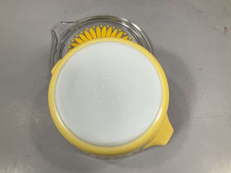 PYREX CASSEROLE DISH W/ LID - DAISY