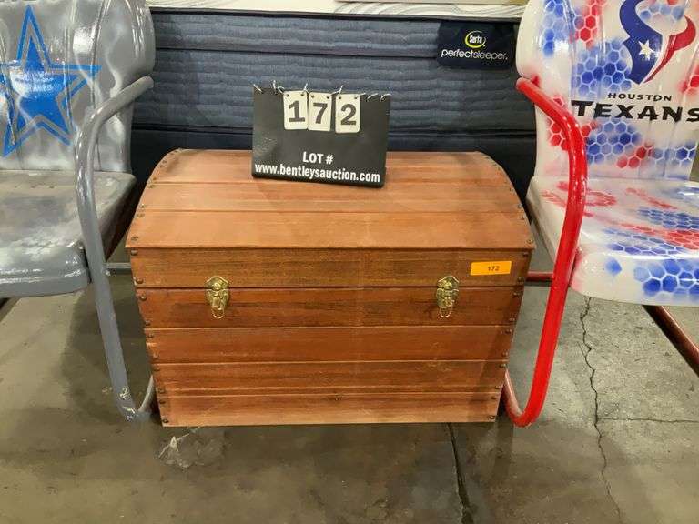 LATCHED END OF BED CHEST FOR TOYS - CLEAN/NICE