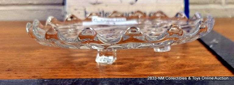 FOOTED GLASS PLATE