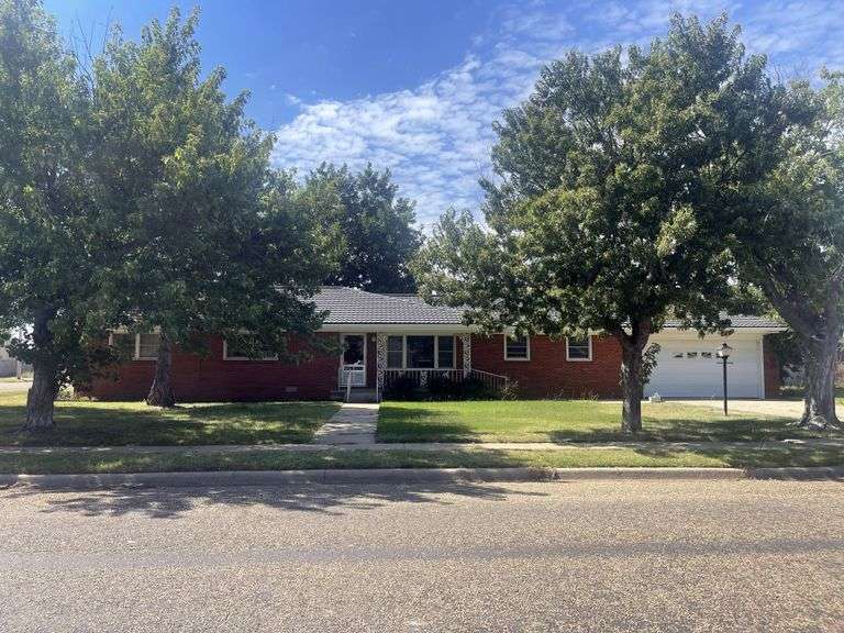 2829-TX 1401 Maple, Panhandle, TX - 3 Bedrooms, 2 Bath, 2 Car Garage, Shop REAL ESTATE Online Auction