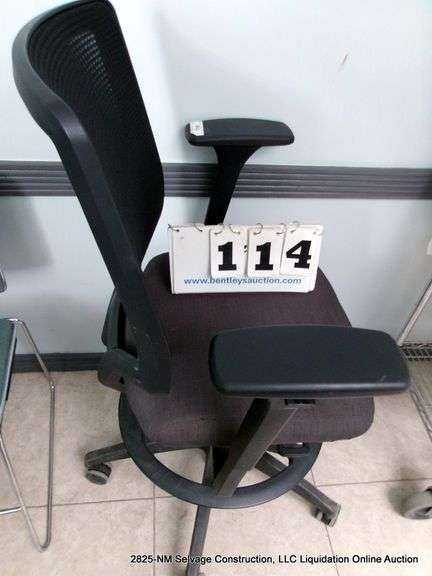 BLACK OFFICE CHAIR