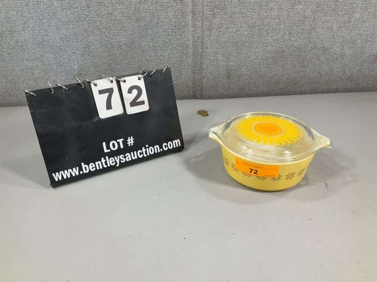 PYREX CASSEROLE DISH W/ LID - DAISY