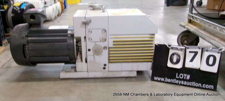 LEYBOLD TRIVAC D40BCS VACUUM PUMP