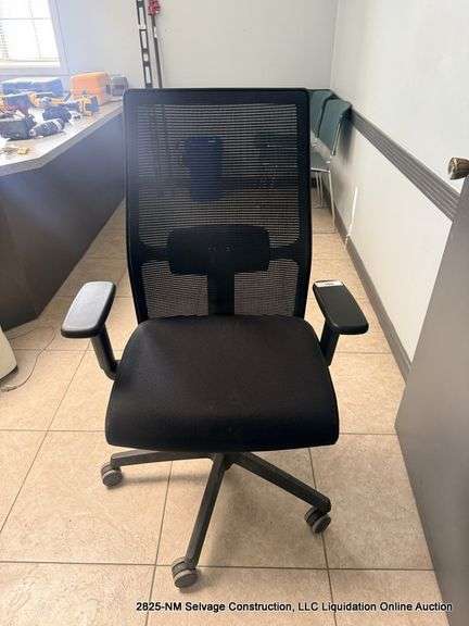 BLACK OFFICE CHAIR