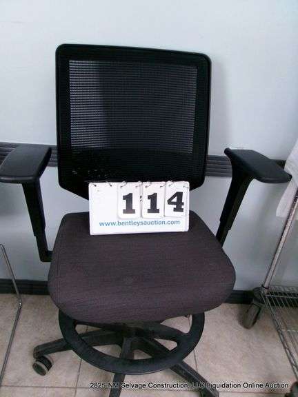 BLACK OFFICE CHAIR