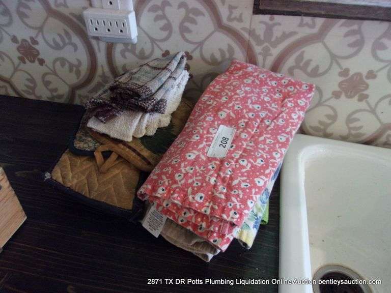 LOT: KITCHEN HAND TOWELS AND OVEN MITTS
