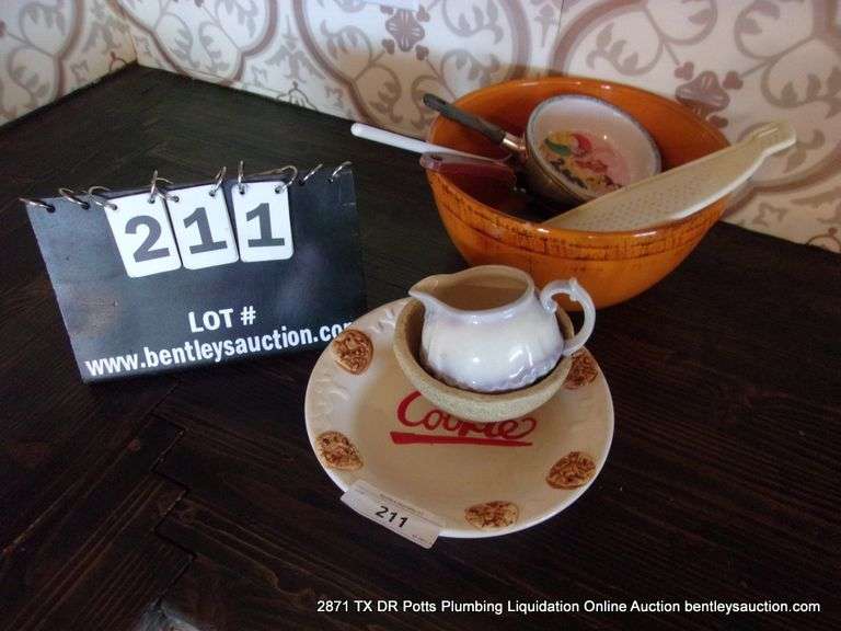 LOT: COOKIE BOWL, TEAPOT, SPATULA, SPOON, SALAD BOWL