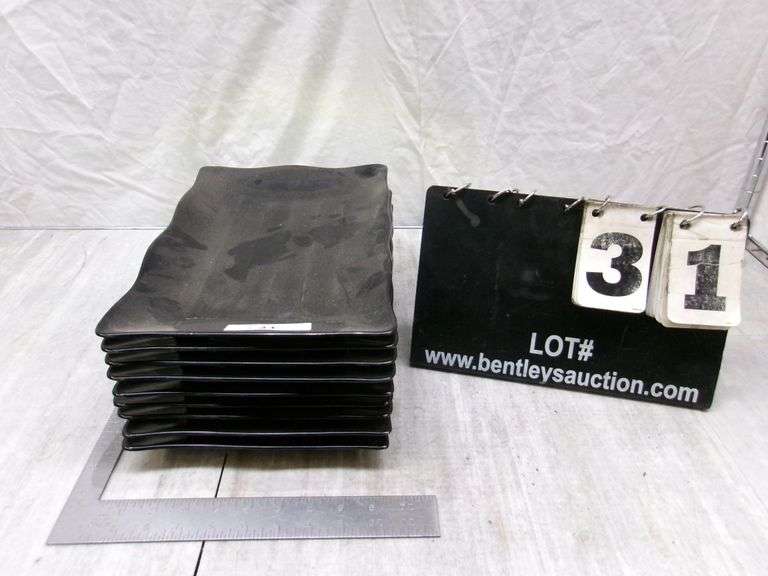 STACK OF BLACK PLASTIC PLATES, QTY 9