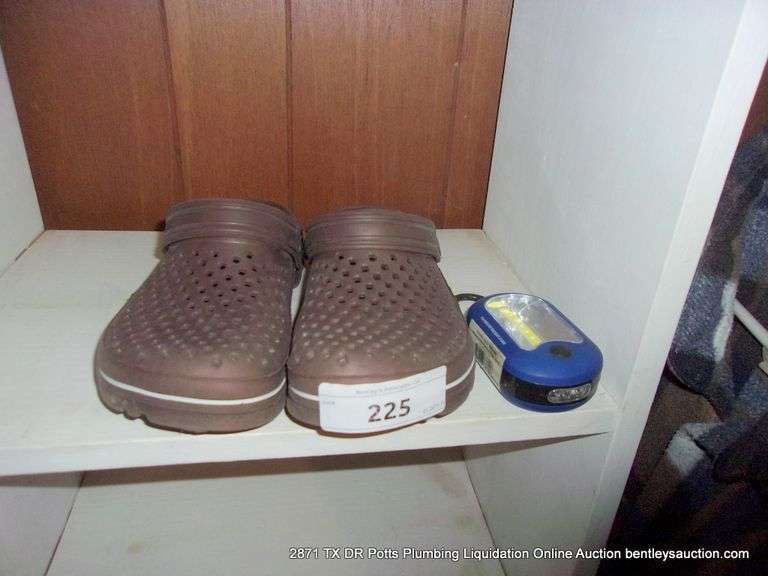 LOT: HARBOR FREIGHT FLASHLIGHT, BROWN CROCS 40