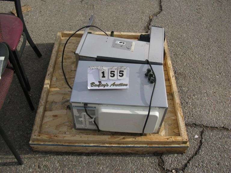 PALLET: COFFEE BREWER - S/N: CWT0035937, MICROWAVE - S/N: TA16040876