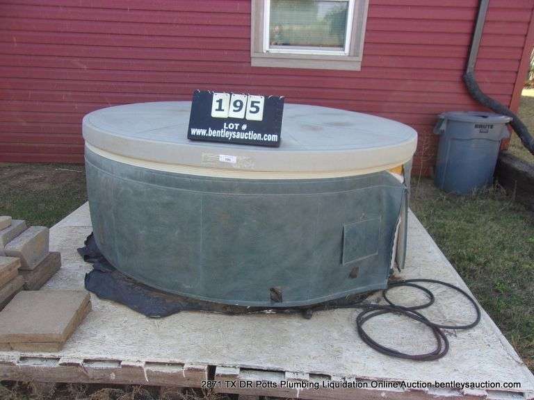 LOT: ROUND HOT TUB W/ COVER, PALLET PLATFORM AND STEPPING STONES