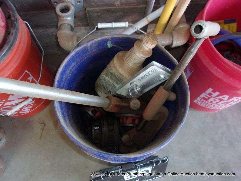 5 GALLON BUCKET RIDGID PIPE CUTTER & PIPE DIES