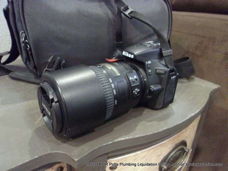 NIKON DIGITAL CAMERA D5600 W/ CASE - WORKS