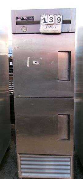TRUE COMMERCIAL REFRIGERATOR