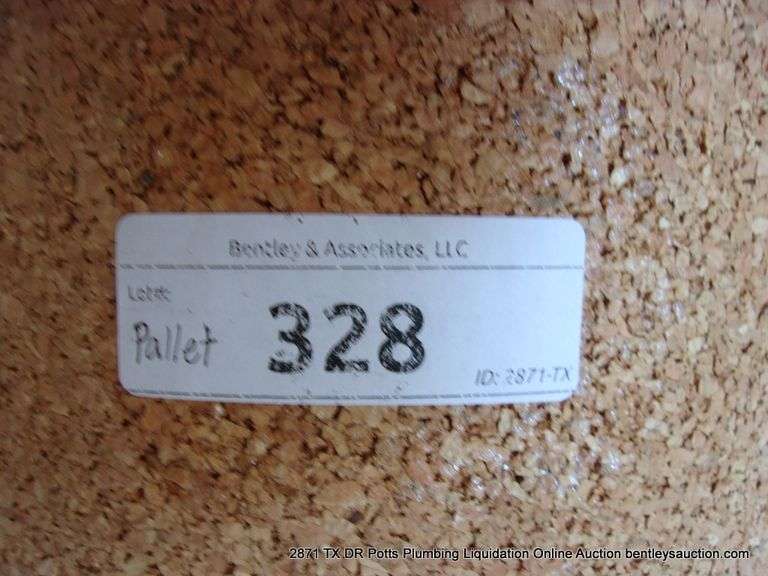 PALLET: SHOES, CLOTHES, CHALK BOARDS, PAINTING, FOAM, CORK ROLL, ETC