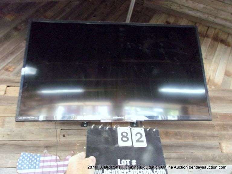 MAGNAVOX LED TV & WALL HANGER