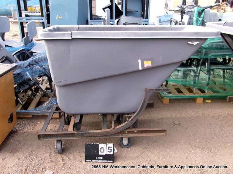 RUBBERMAID POLYETHYLENE SELF DUMPING HOPPER