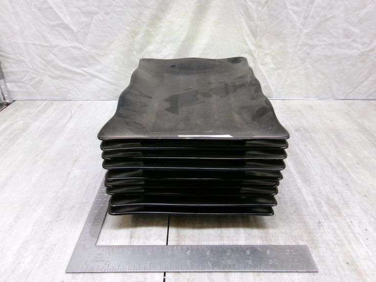 STACK OF BLACK PLASTIC PLATES, QTY 9