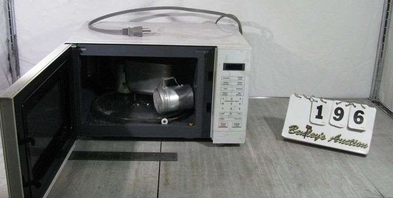 MAGIC CHEF MICROWAVE - WHITE
