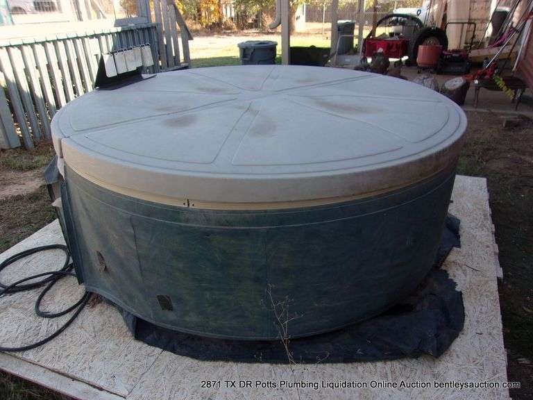 LOT: ROUND HOT TUB W/ COVER, PALLET PLATFORM AND STEPPING STONES