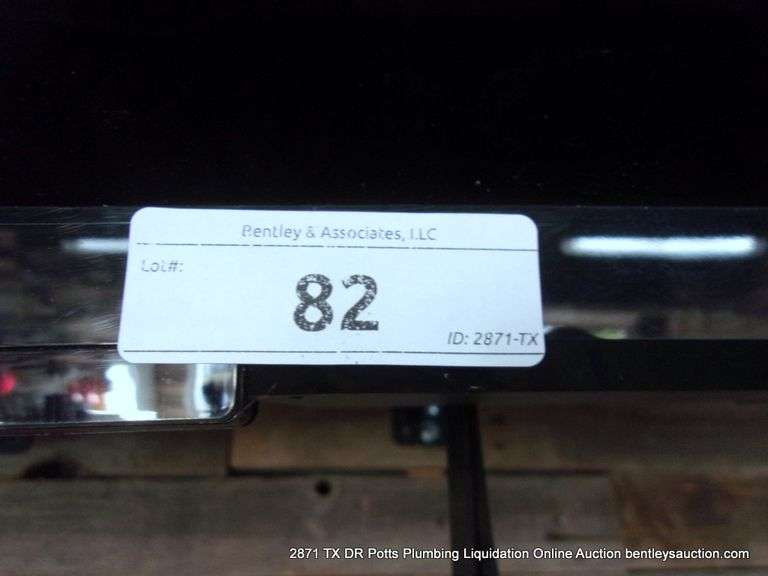 MAGNAVOX LED TV & WALL HANGER