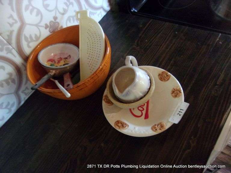LOT: COOKIE BOWL, TEAPOT, SPATULA, SPOON, SALAD BOWL