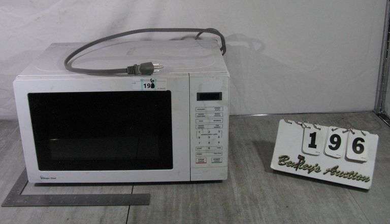 MAGIC CHEF MICROWAVE - WHITE