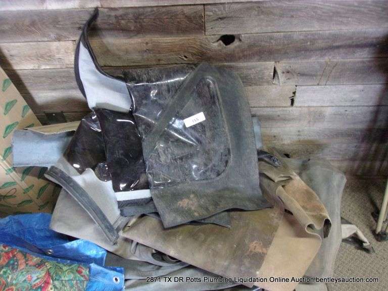 LOT: VINYL TOP & PARTS FOR A JEEP