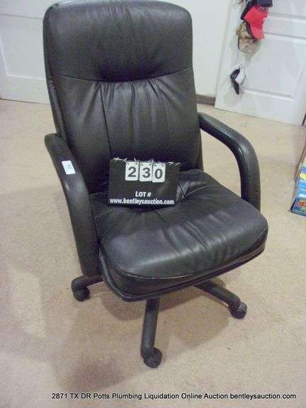 BLACK ROLL AROUND DESK CHAIR