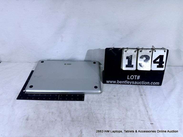 APPLE MAC BOOK PRO - NO CORD