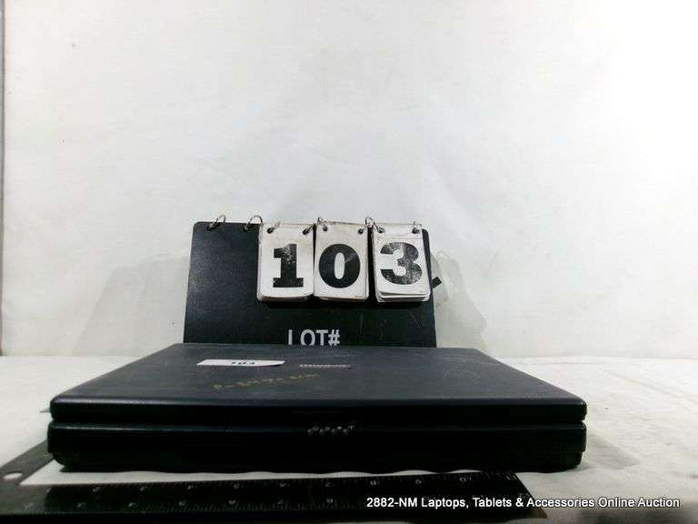 MWAVE LAPTOP WINDOW XP - HEAVILY SCRATCHED