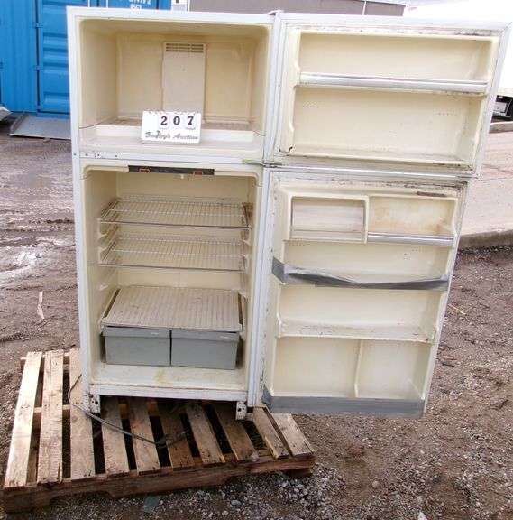 WHITE TOP FREEZER REFRIGERATOR