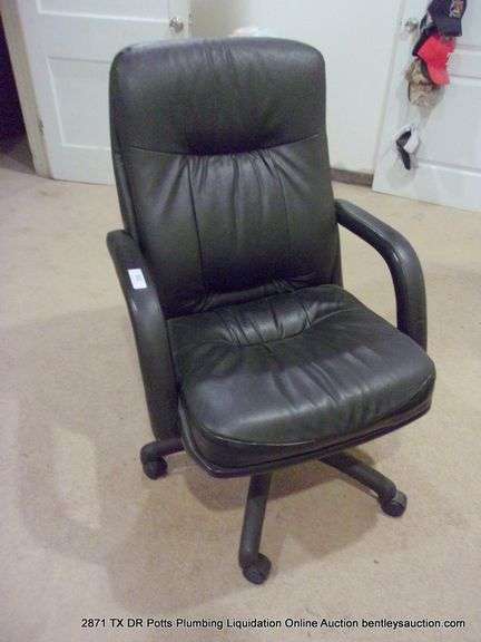 BLACK ROLL AROUND DESK CHAIR