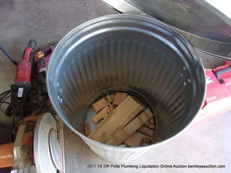 BEHRENS 31 GALLON TRASHCAN W/ LID