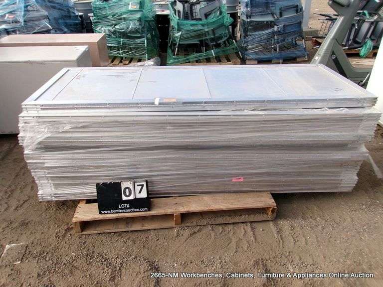 STACK: TRI-FOLD ALUMINUM PANELS
