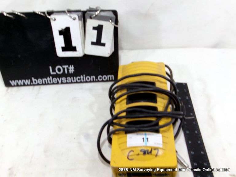 TRIMBLE MODEL 20669-XX 4 SLOT BATTERY CHARGER CLOCK