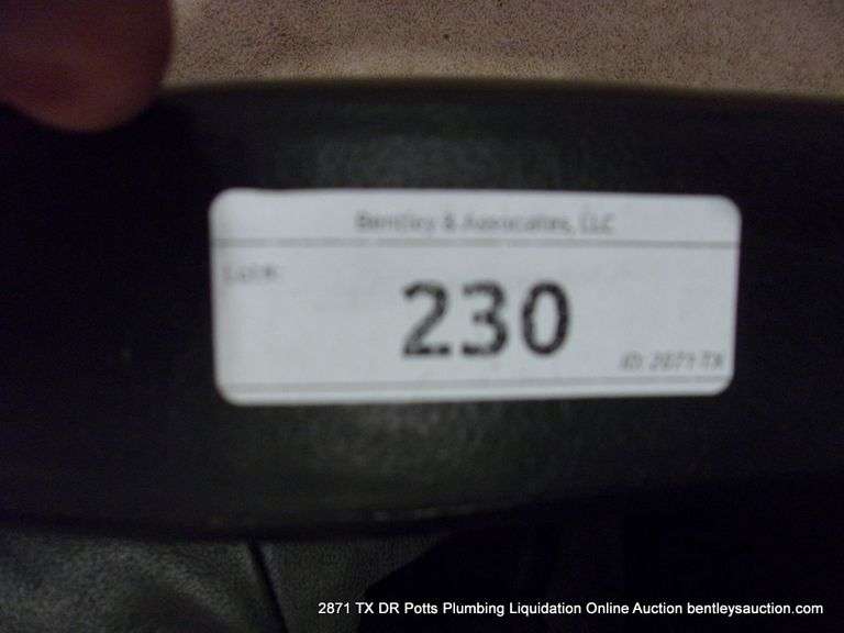 BLACK ROLL AROUND DESK CHAIR