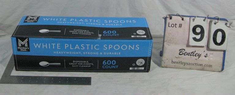 BOX: WHITE PLASTIC SPOONS