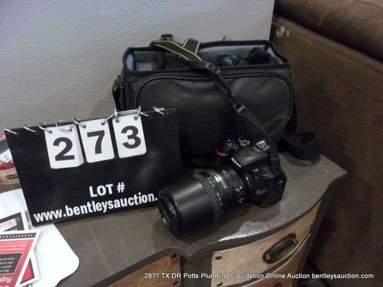 NIKON DIGITAL CAMERA D5600 W/ CASE - WORKS