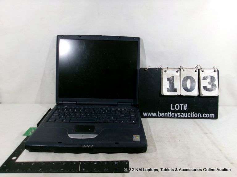 MWAVE LAPTOP WINDOW XP - HEAVILY SCRATCHED