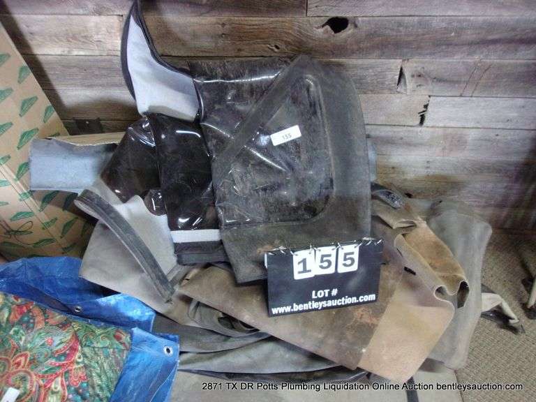 LOT: VINYL TOP & PARTS FOR A JEEP